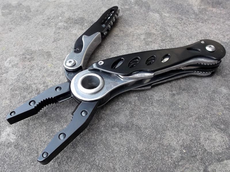 Tekut Large Multi Tool With Pliers Open