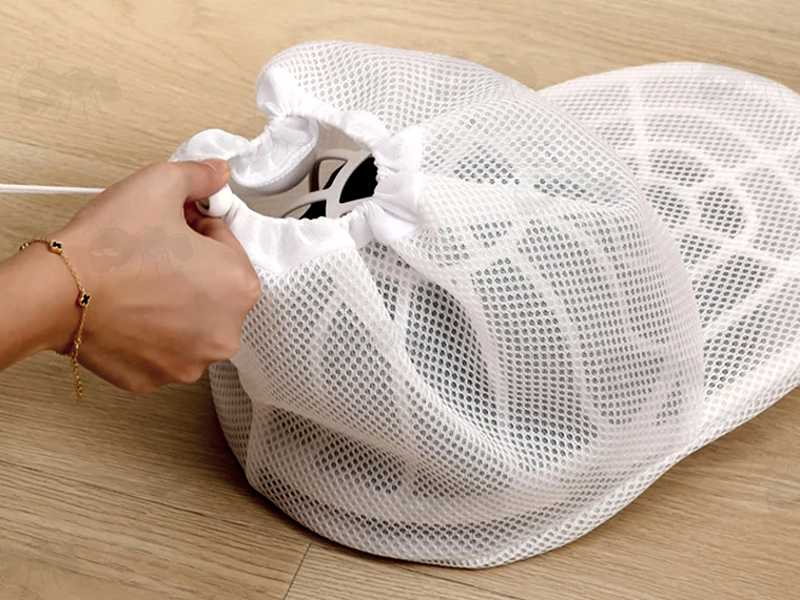 White Netting Washing Machine Bag with White Plastic Cage for Baseball Cap Cleaning