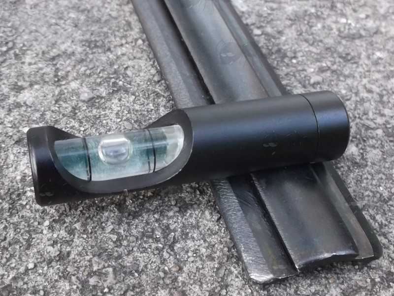 Dovetail Rail Fitting Bubble Level Anti-Cant Device Fitted to a Steel Dovetail Rail